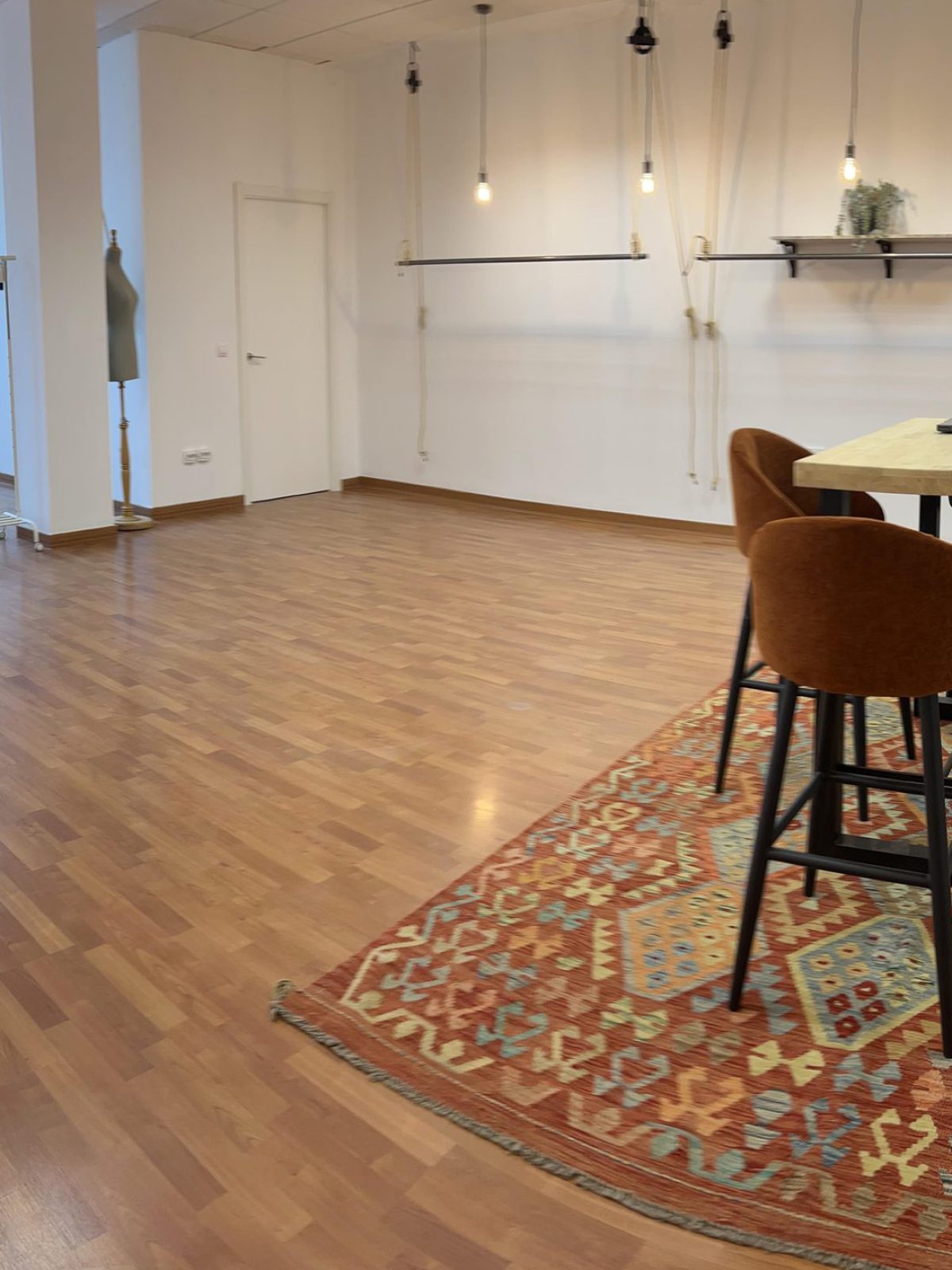 Showroom Mi*Mo: mesa de trabajo, alfombra kilim y colecciones