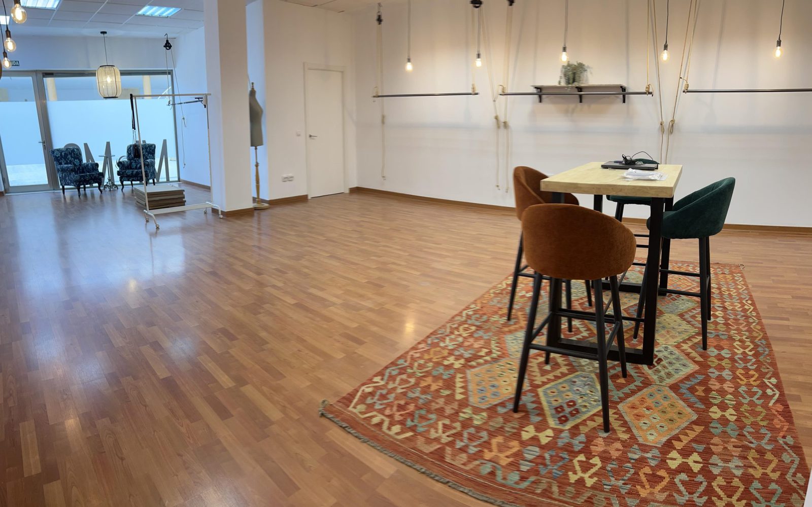 Showroom Mi*Mo: mesa de trabajo, alfombra kilim y colecciones