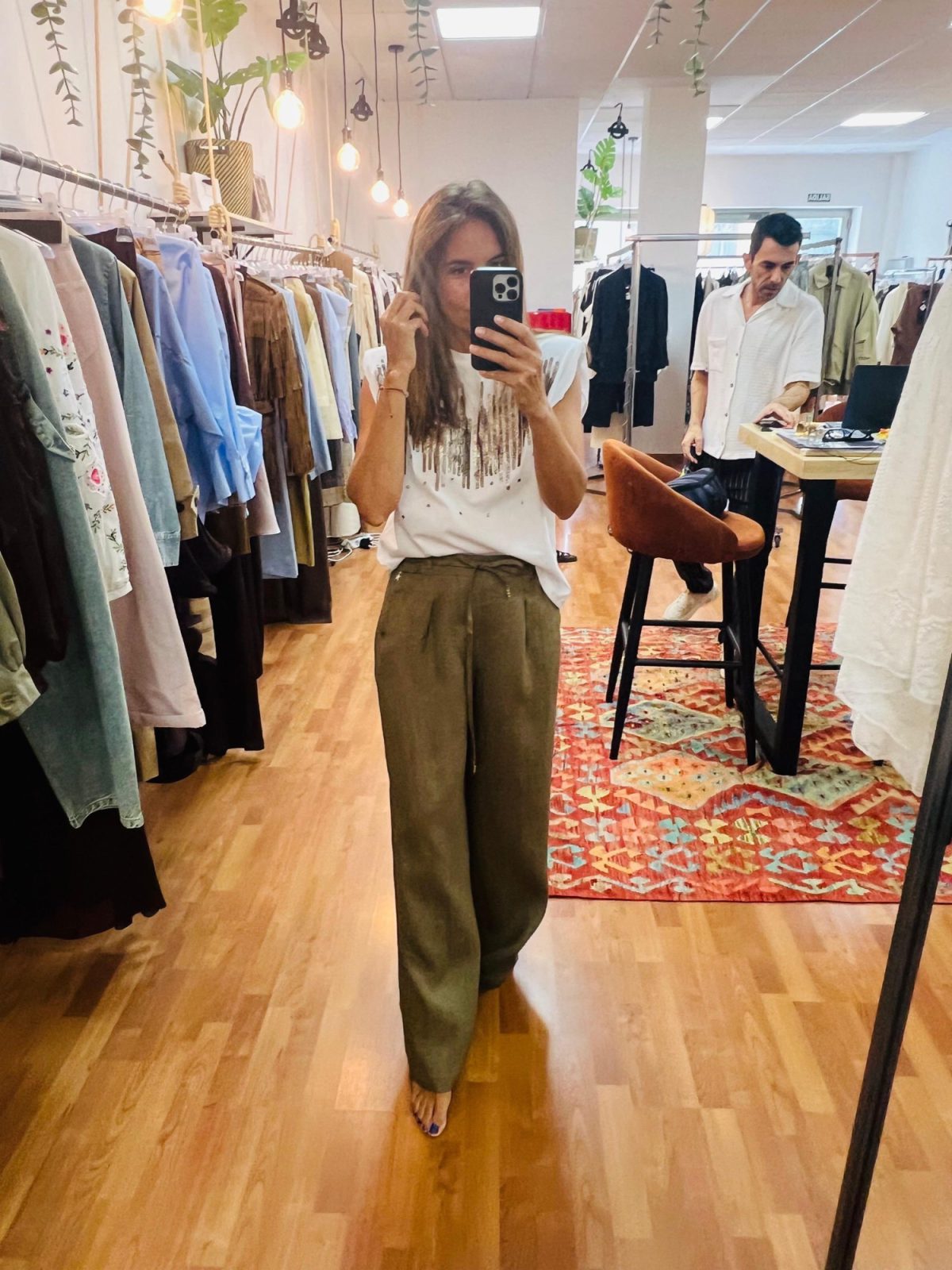 Lourdes García Ferrera en el showroom Mi*Mo rodeada de las colecciones